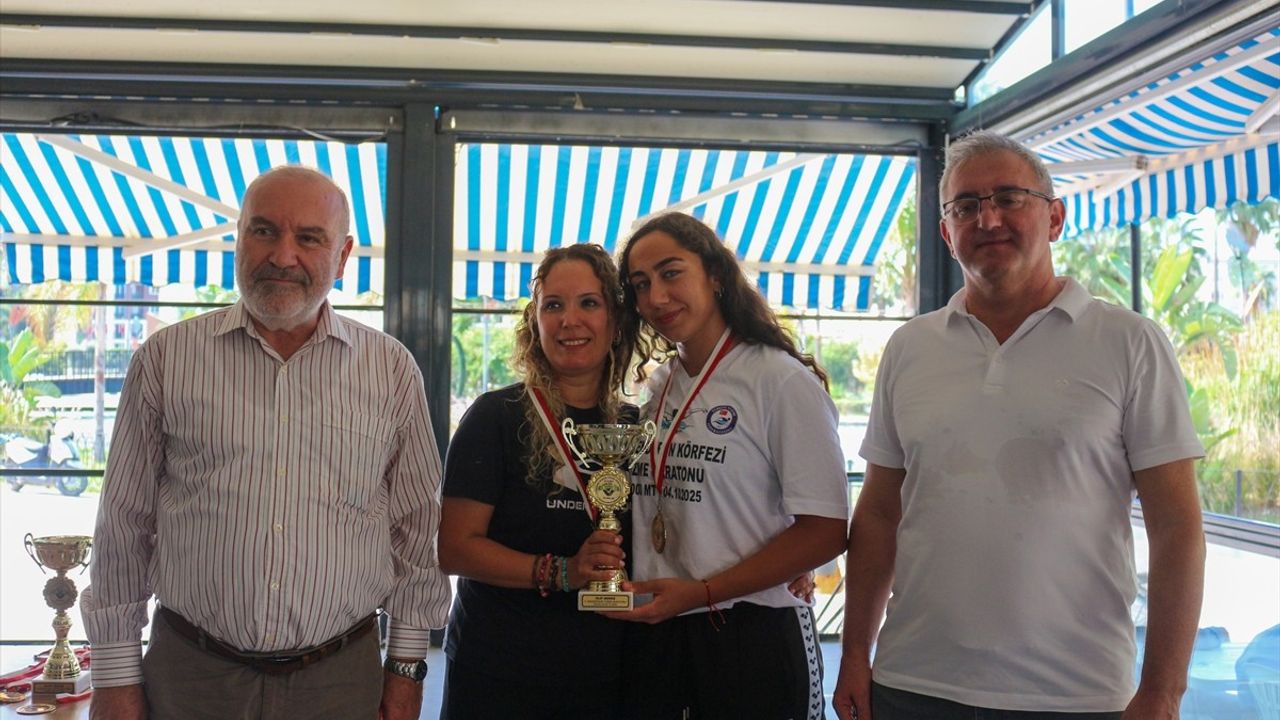 Elif Berke'ye 5. İskenderun Körfezi Açık Deniz Maratonu'nda Kupa ve Madalya