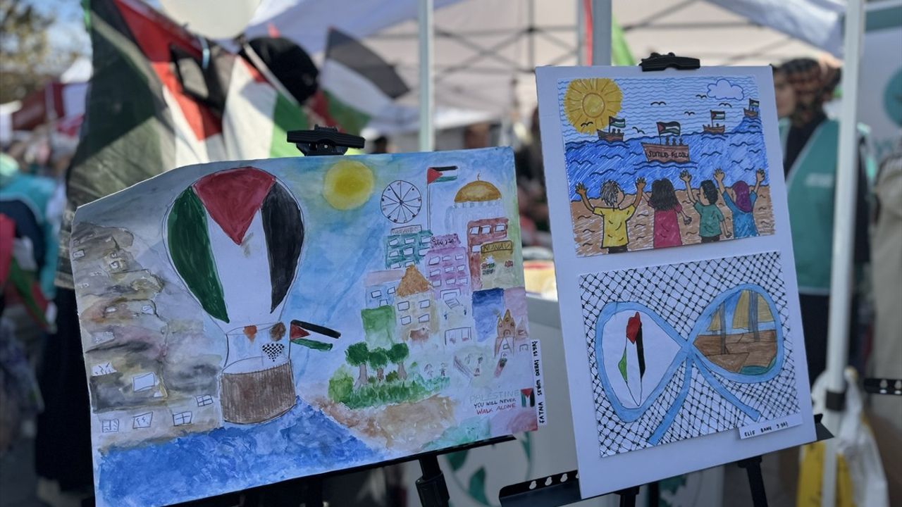 Eminönü'nde Çocukların Gazze Resimleri Sergilendi
