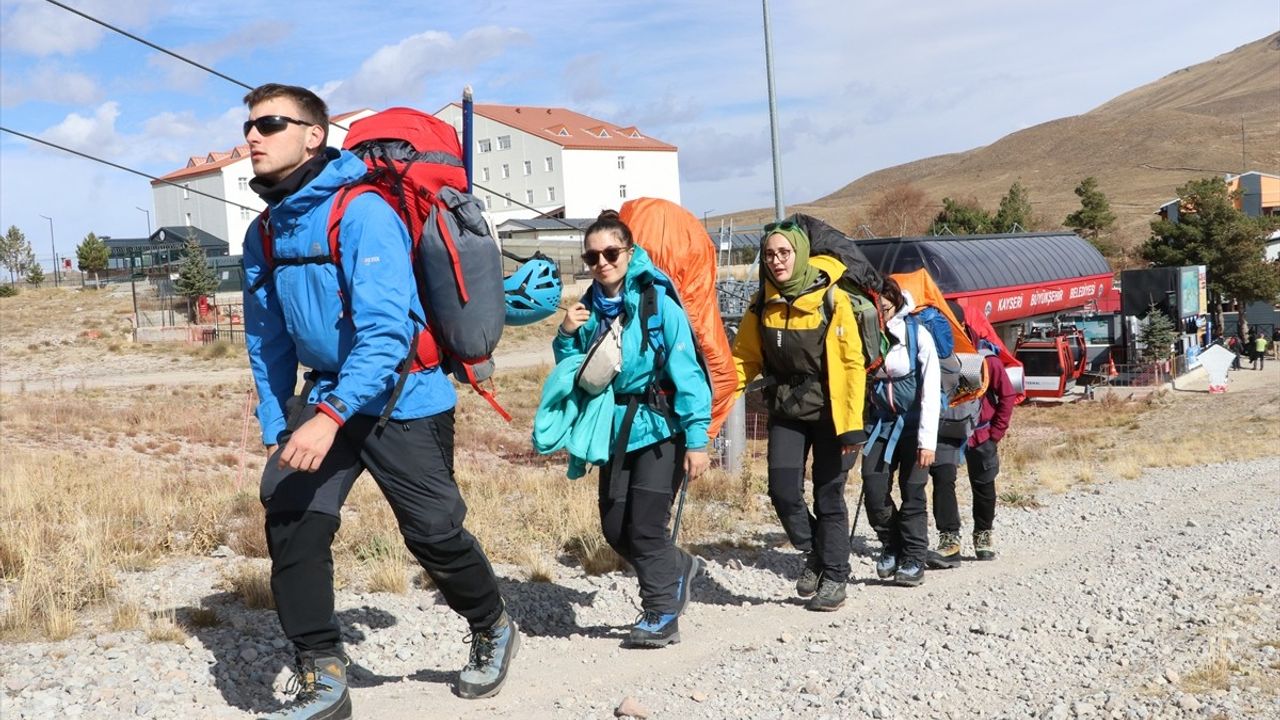 Erciyes'te Cumhuriyet'in 102. Yılında Zirve Tırmanışı