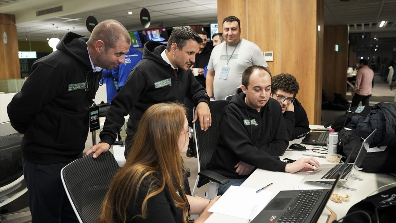 Erkam Tüzgen İstanbul'da AA Medya Teknolojileri Hackathonu V2.0'ı Ziyaret Etti