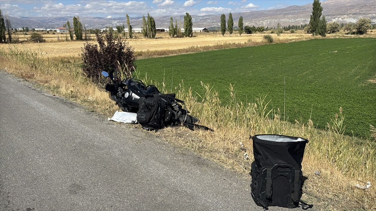 Erzincan'da Motosiklet Bariyere Çarptı: Sürücü Hayatını Kaybetti