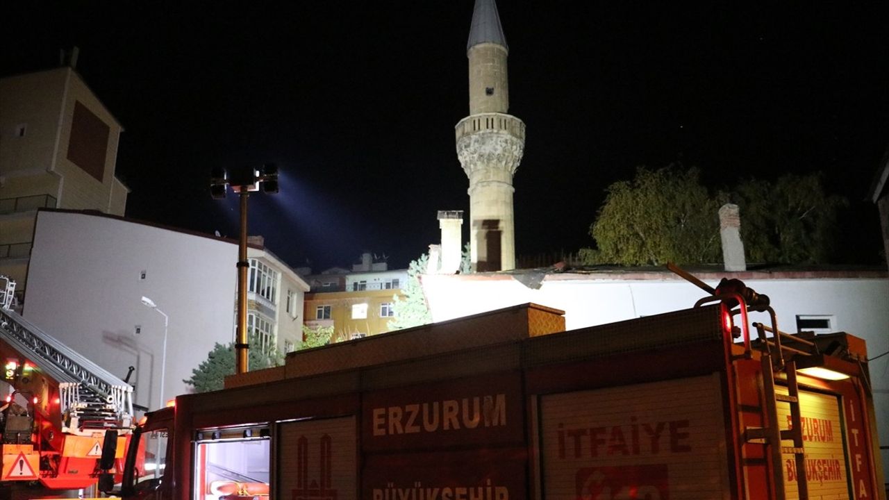 Erzurum'da Aşağı Mumcu Cami Çatısındaki Yangın Söndürüldü