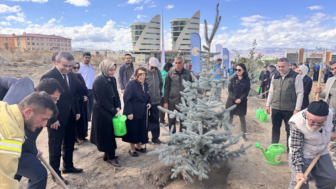 Erzurum'da Sağlık Çalışanları ve Yaşlılar Fidan Dikti