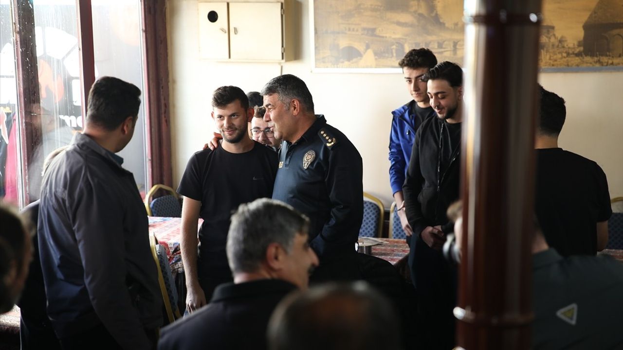 Erzurum Emniyet Müdürü Onur Karaburun, Kıraathanede Huzur Toplantısında Vatandaşlarla Buluştu