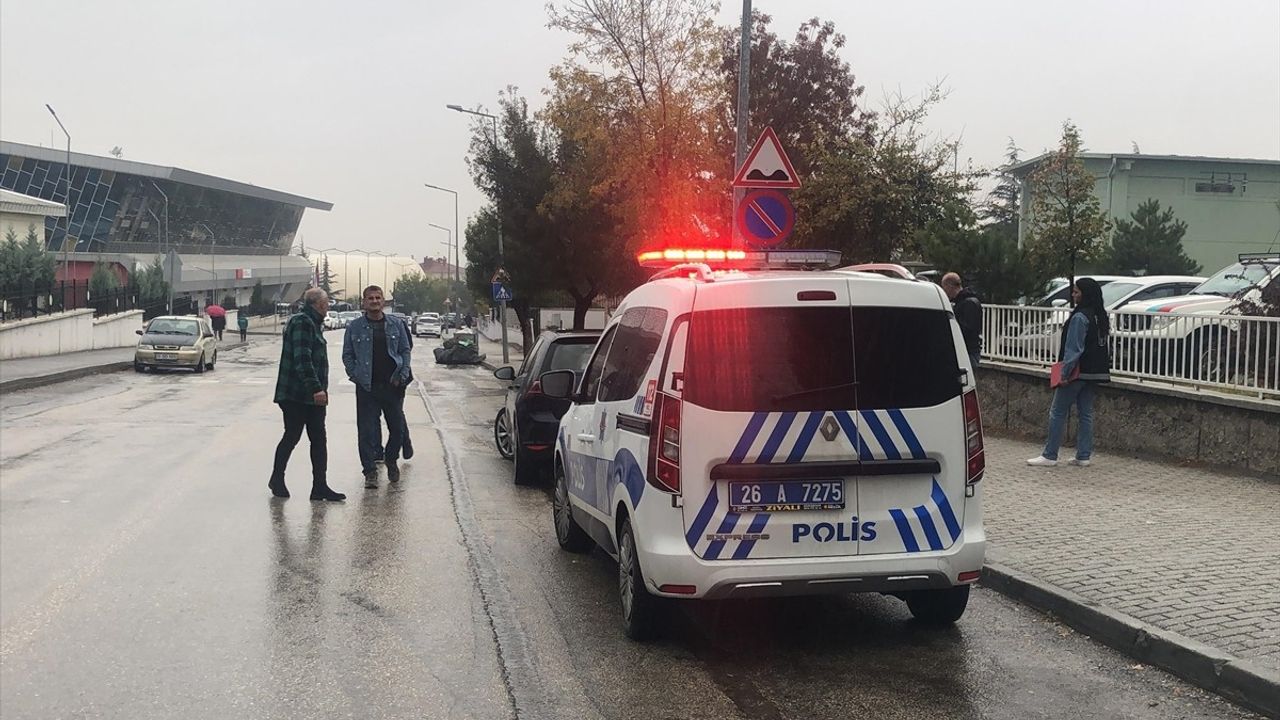 Eskişehir'de Alacak Tartışması: Sürücü Bacağından Vuruldu, Şüpheli İhbar Etti