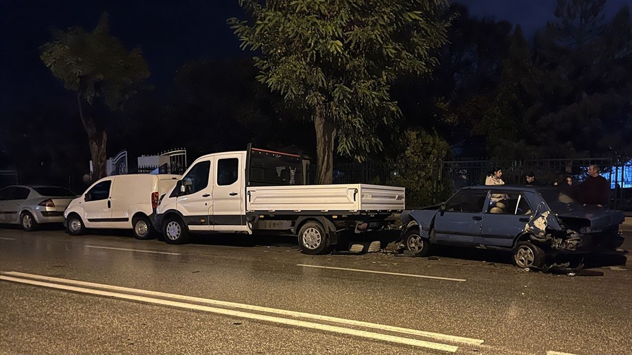 Eskişehir'de Park Halindeki Araçlara Çarpıp Kaçan Sürücü Başka Araçla Çarpıştı