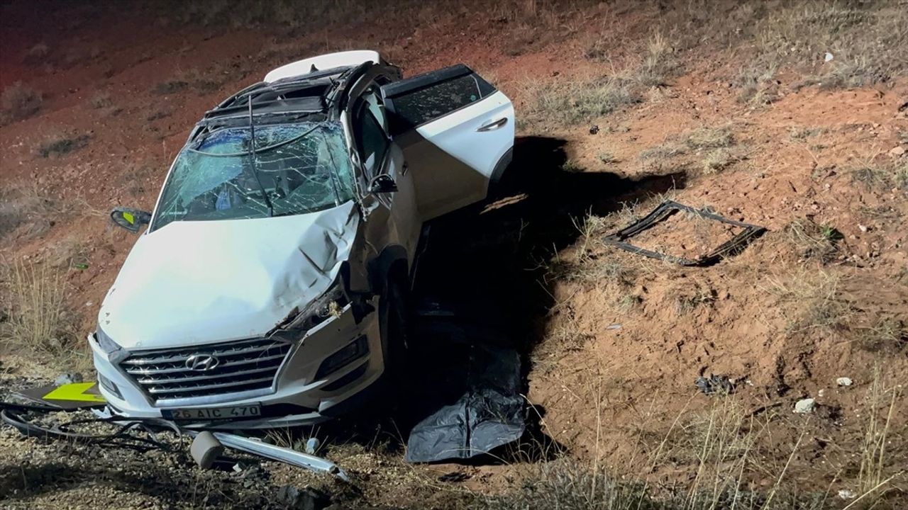 Eskişehir'de Şarampole Devrilen Araç: 1 Ölü, 4 Yaralı