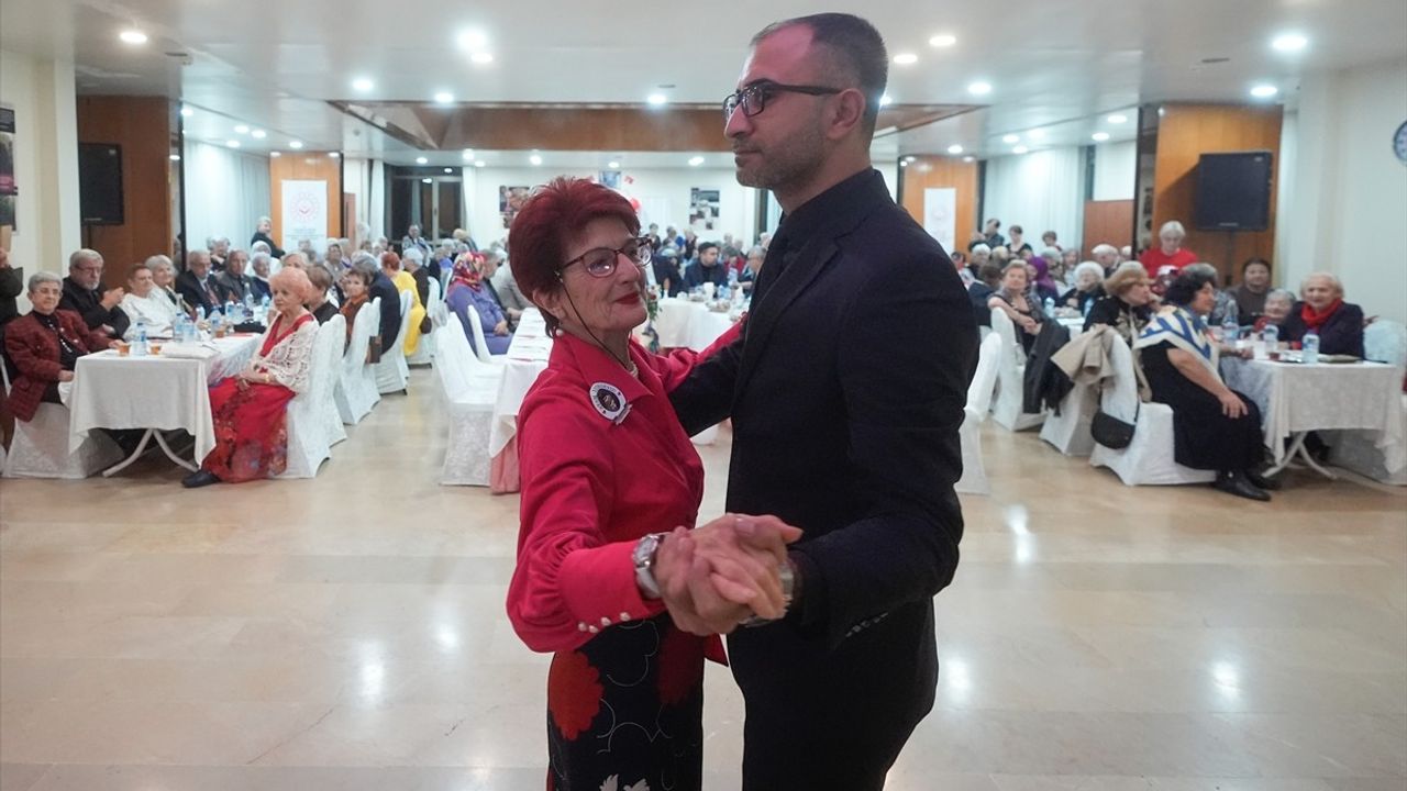 Etiler Huzurevi'nde Cumhuriyet Balosu: 102. Yıl Coşkusu