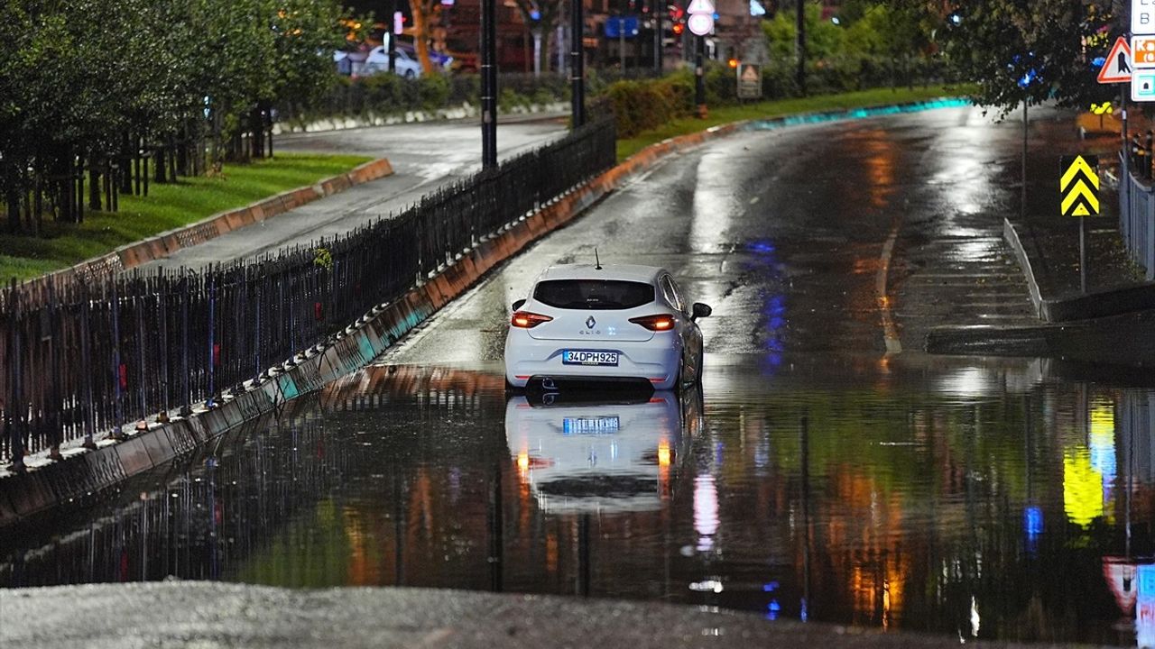 Fatih'te Sağanak Yol Çöktü: Taksici Yaralandı
