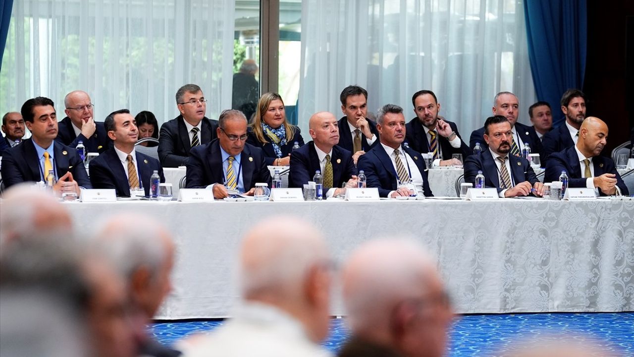 Fenerbahçe'de Yüksek Divan Kurulu Toplantısı Başladı: Saran, Koç ve Yıldırım Katıldı