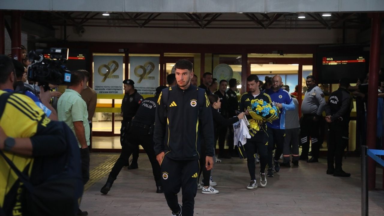 Fenerbahçe Samsun'a Geldi: Taraftarlar Çarşamba Havalimanı'nda Karşıladı