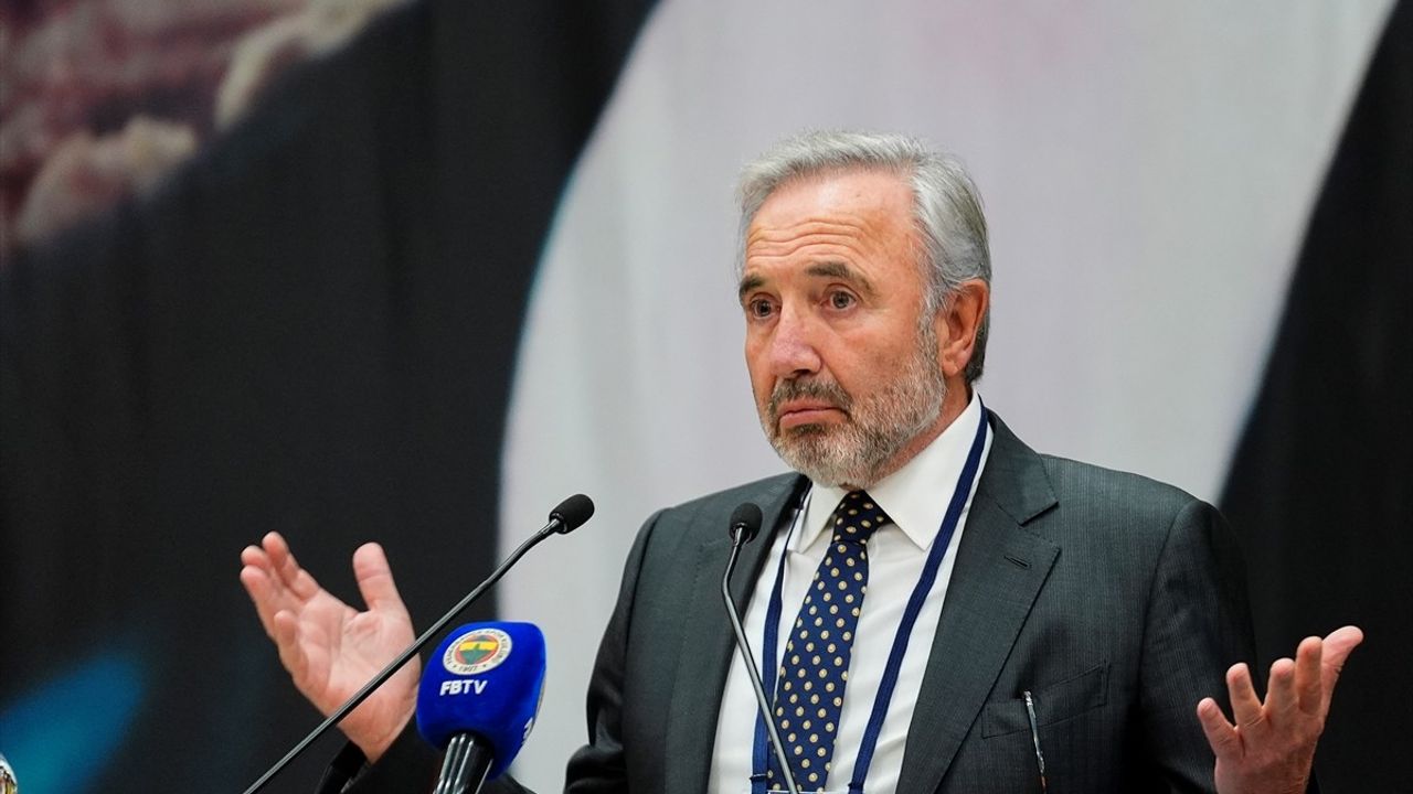 Fenerbahçe Yüksek Divan Kurulu'nda Aziz Yıldırım ile Hamdi Akın Arasında Tartışma