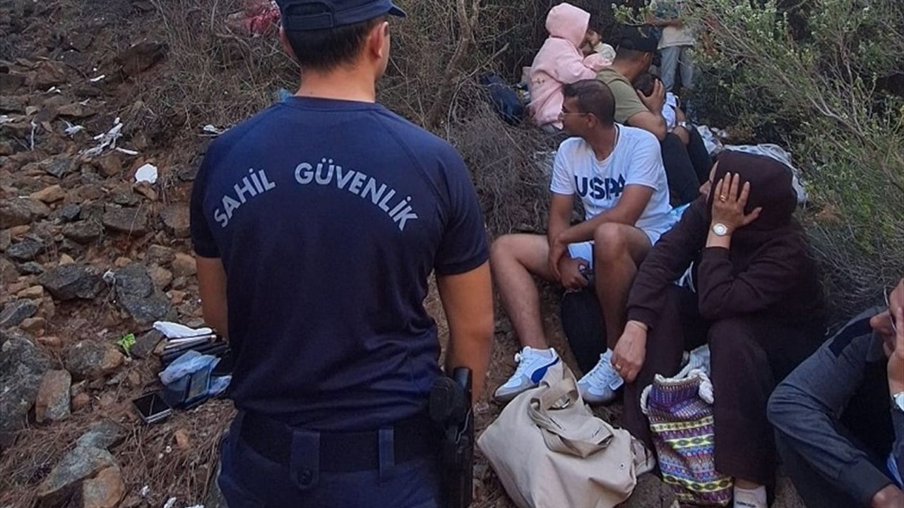 Fethiye Boncuklu Koyu'nda 59 Düzensiz Göçmen Yakalandı — 3 Şüpheli Gözaltında