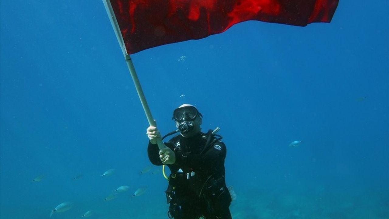 Fethiye'de Dalgıçlar 29 Ekim'de Su Altında Türk Bayrağı Açtı