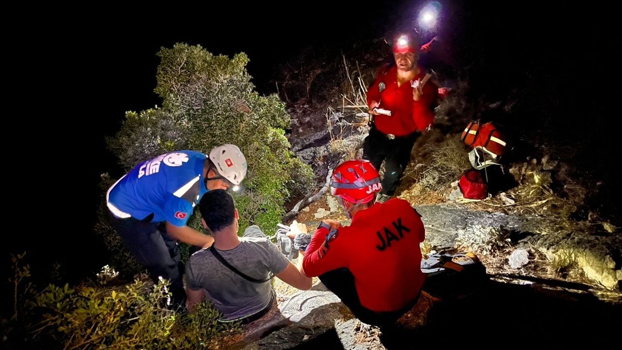 Fethiye'de kayalığa düşen Furkan E. kurtarıldı