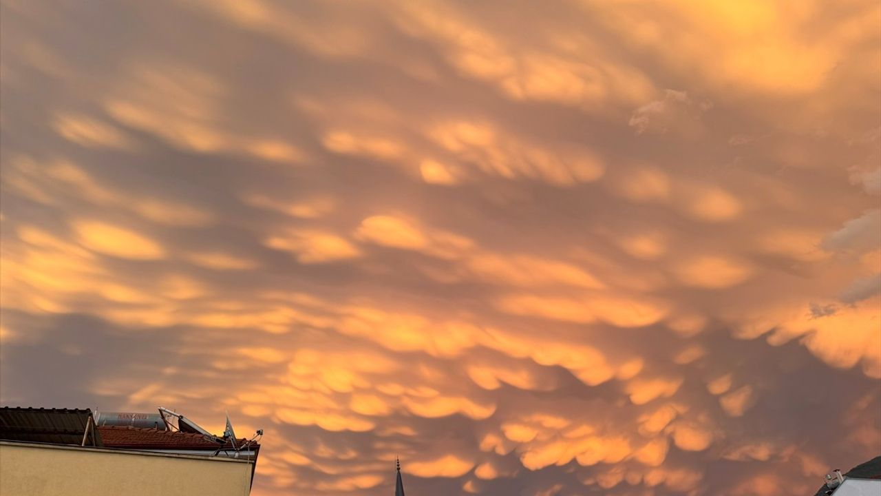 Fethiye'de Sağanak Sonrası Nadir Mammatus Bulutları Görüntülendi
