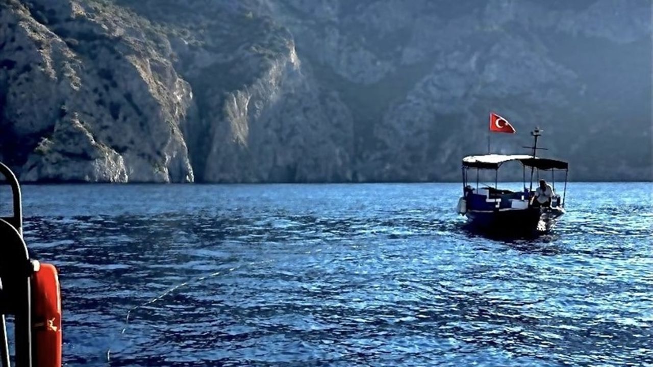 Fethiye'de sürüklenen teknedeki kişi kurtarıldı