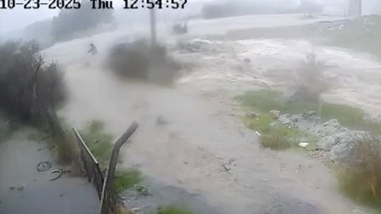 Foça'da Bülent Kaptanoğlu'nun Sele Kapılma Anı Güvenlik Kamerasında