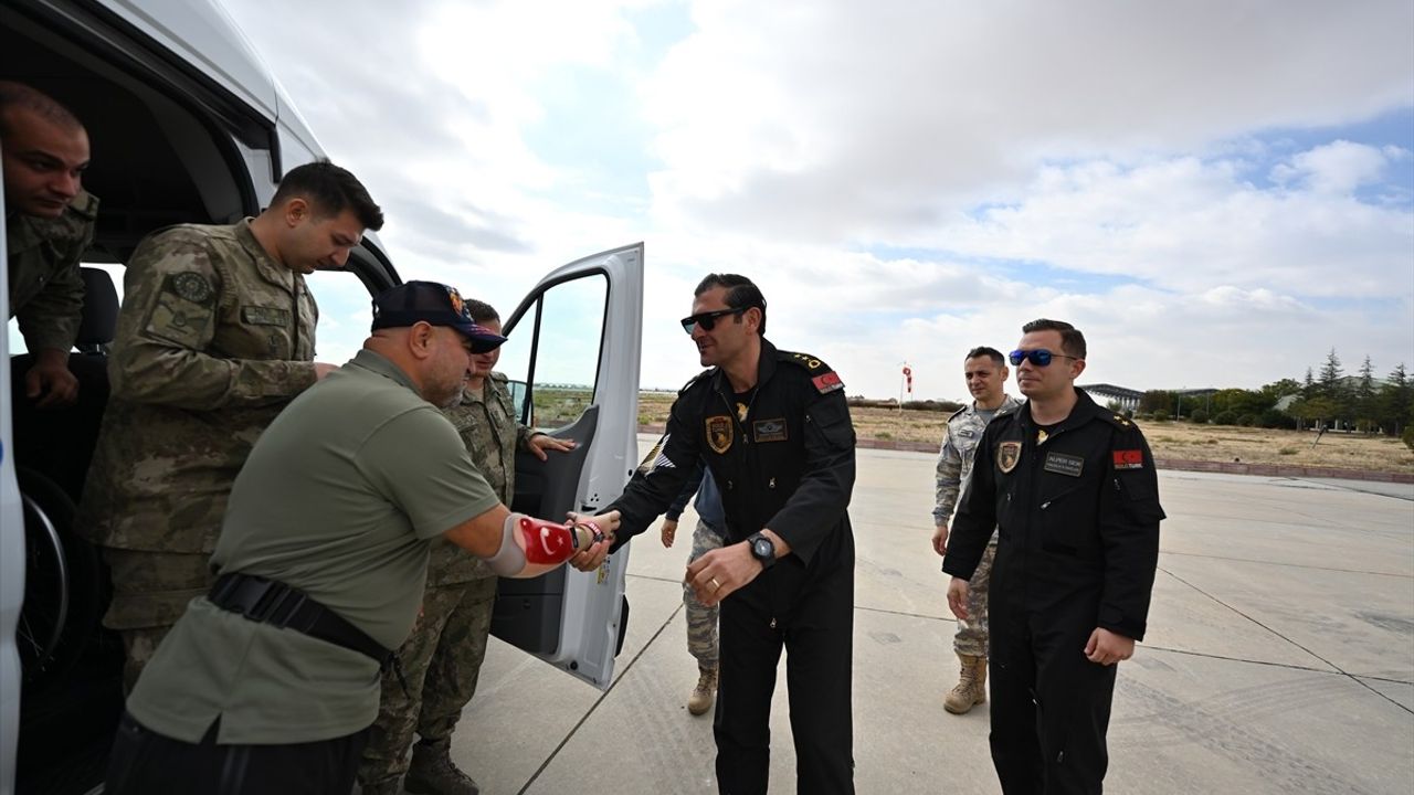 Gaziler 3. Ana Jet Üssü'nde Türk Yıldızları ve SOLOTÜRK Gösterileriyle Ağırlandı