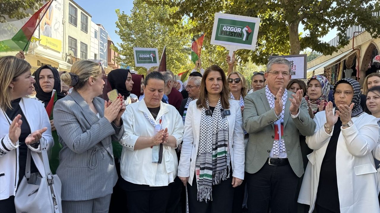 Gazze için Sessiz Çığlık: AK Parti Kadın Kolları İzmir, Uşak, Denizli ve Manisa'da Zincir Oluşturdu