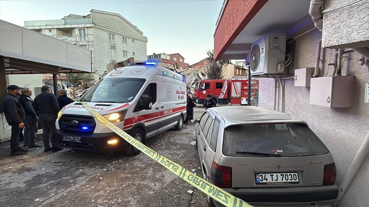 Gebze'de 7 Katlı Bina Çöktü: Enkazta Arama Kurtarma Çalışmaları Sürüyor