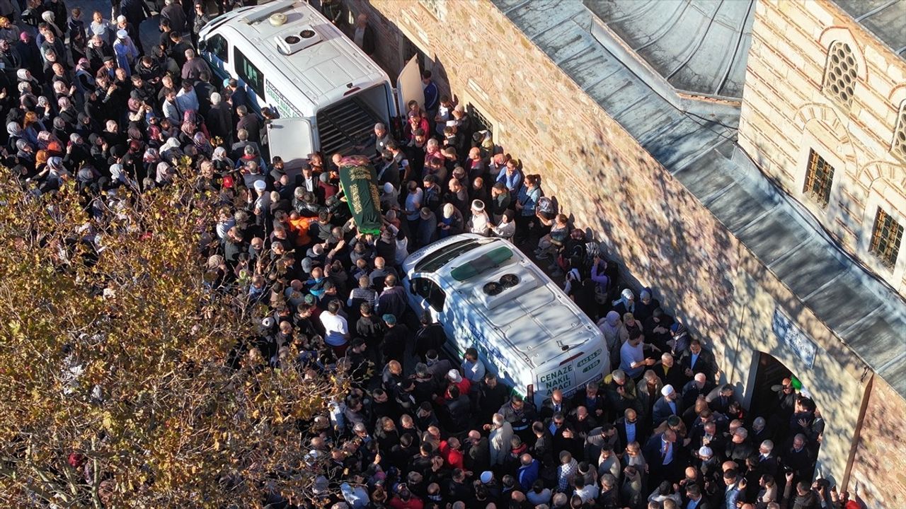 Gebze'de çöken binada ölen aile defnedildi