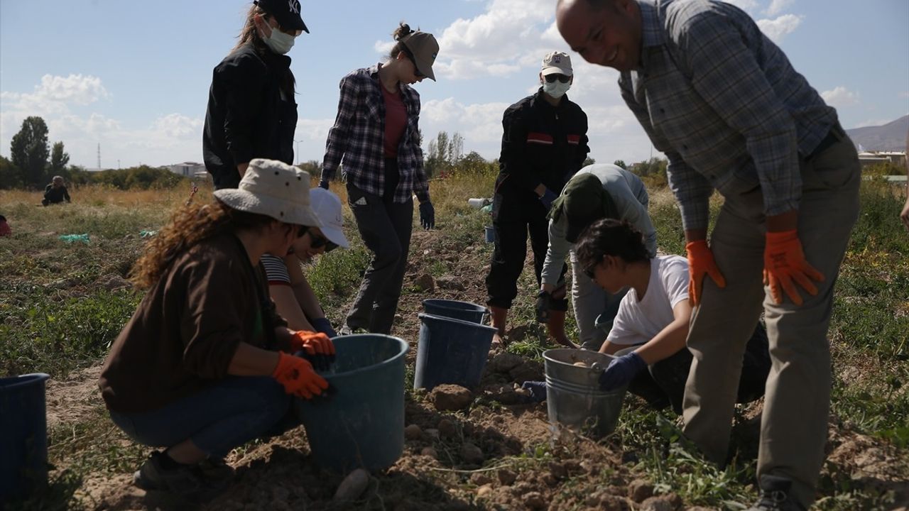 Geleceğin Ziraat Mühendisleri NÖHÜ Uygulama Bahçelerinde Yetişiyor