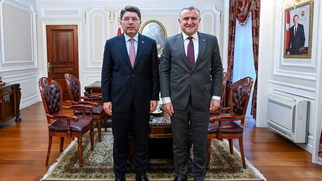 Gençlik ve Spor Bakanı Osman Aşkın Bak, Adalet Bakanı Yılmaz Tunç'u Ziyaret Etti