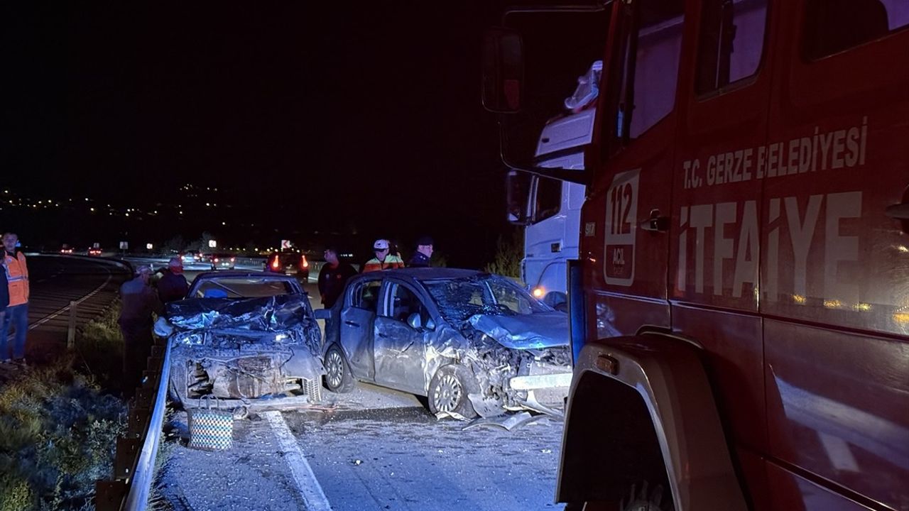 Gerze'de Lastik Değişen Araca Çarpan Araç: 4 Yaralı