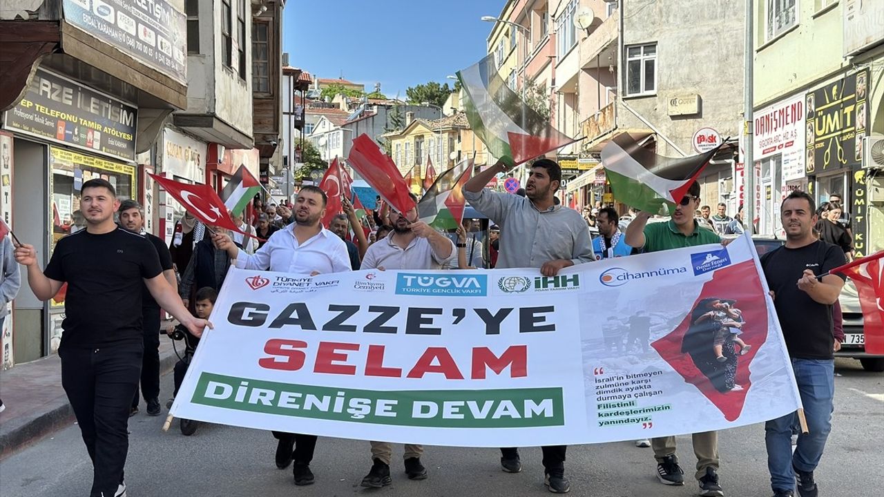 Gerze'de 'Özgür Filistin'in Yanındayız' Yürüyüşü