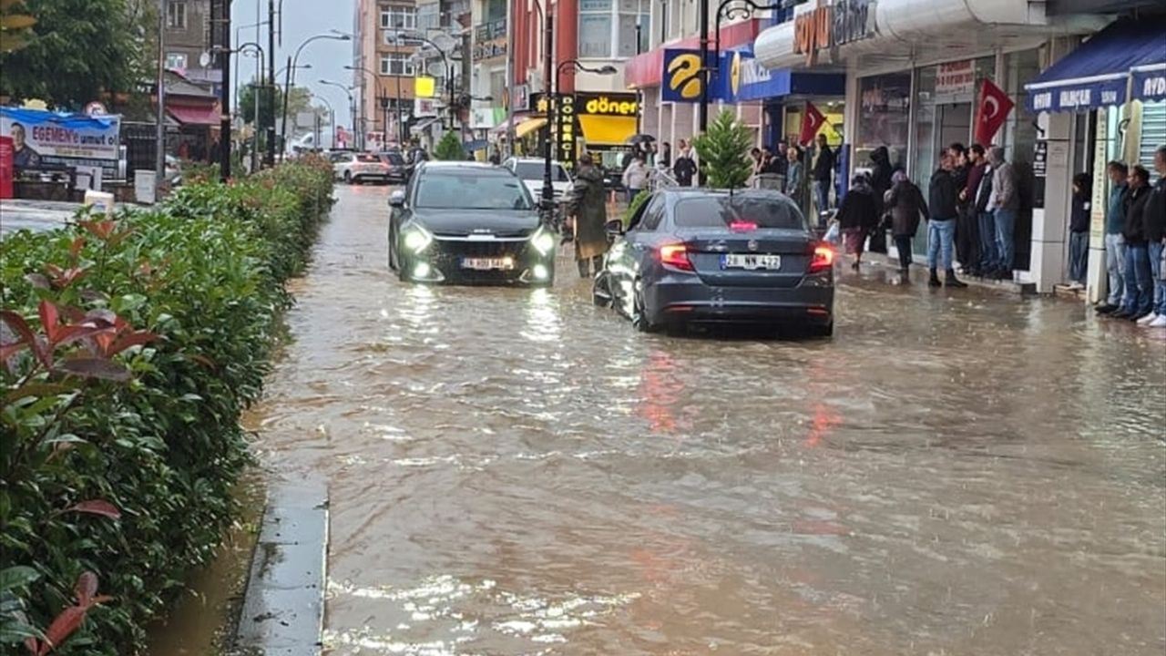 Giresun Bulancak'ta Sağanak: Cadde ve İş Yerlerinde Su Baskını