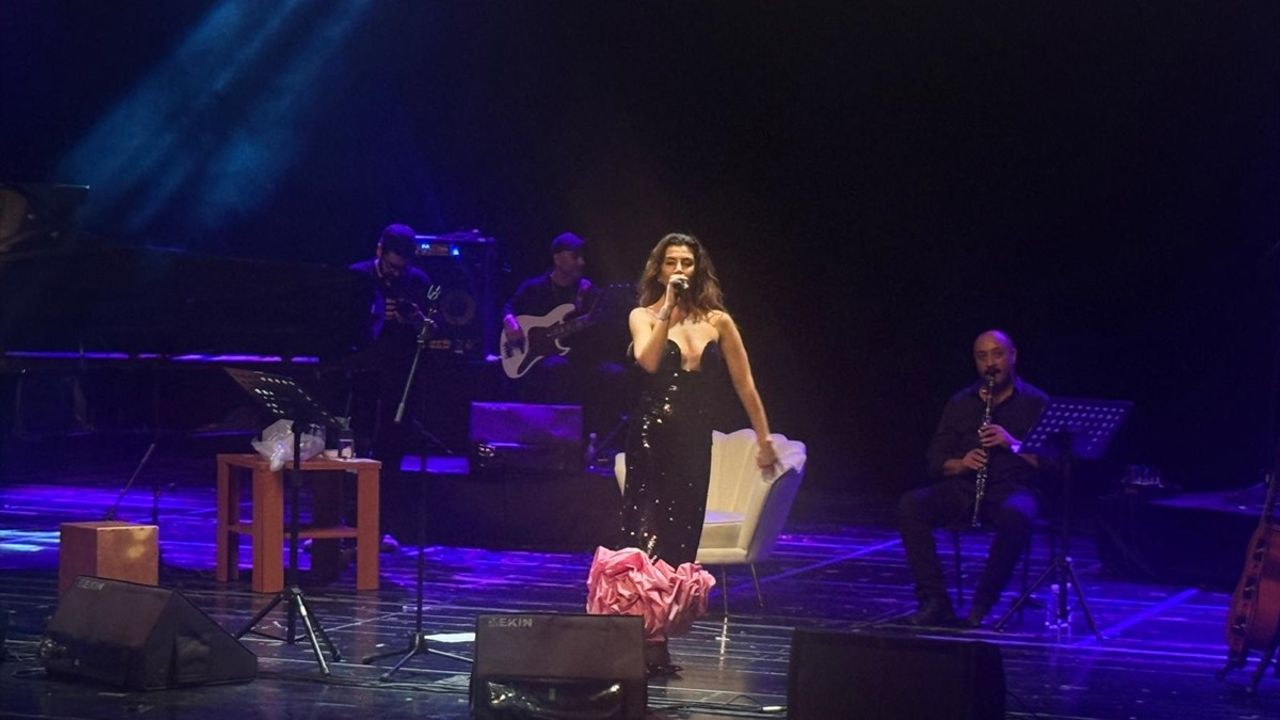 Gökçe Bahadır ve Emir Ersoy Bursa'da: 63'üncü Uluslararası Bursa Festivali'nde Coşkulu Konser