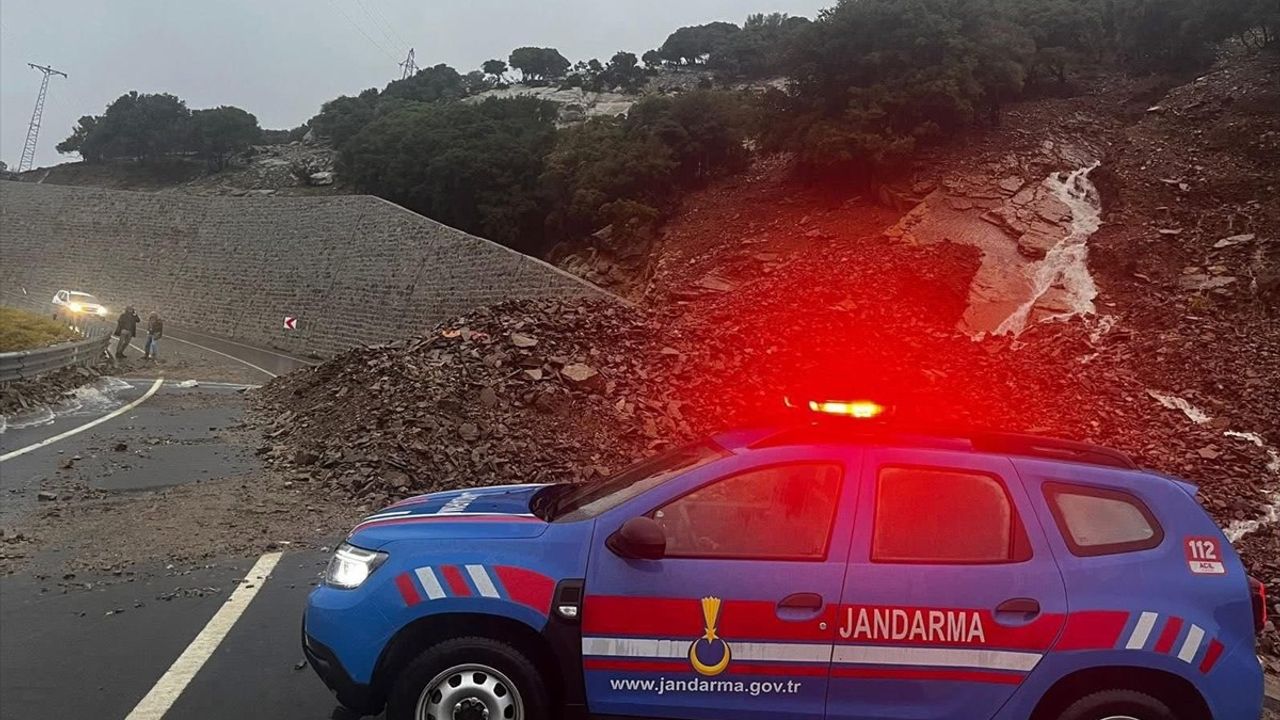 Gökçeada'da Kuvvetli Sağanak: 5 Bölgeye Heyelan, Ev ve İş Yerlerini Su Bastı