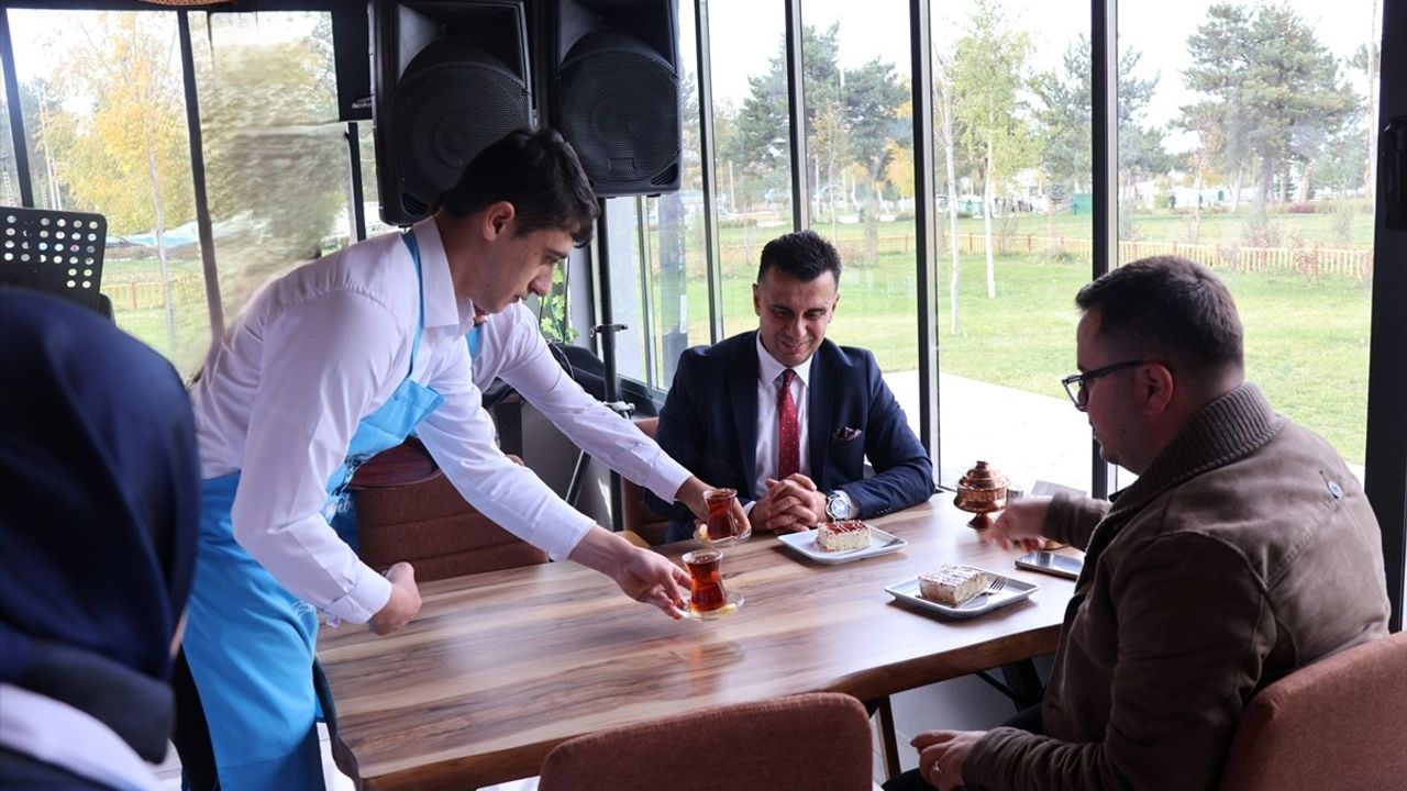 Gülümseyen-Down Kafe Erzurum'da Özel Bireyleri İstihdama Kazandırıyor