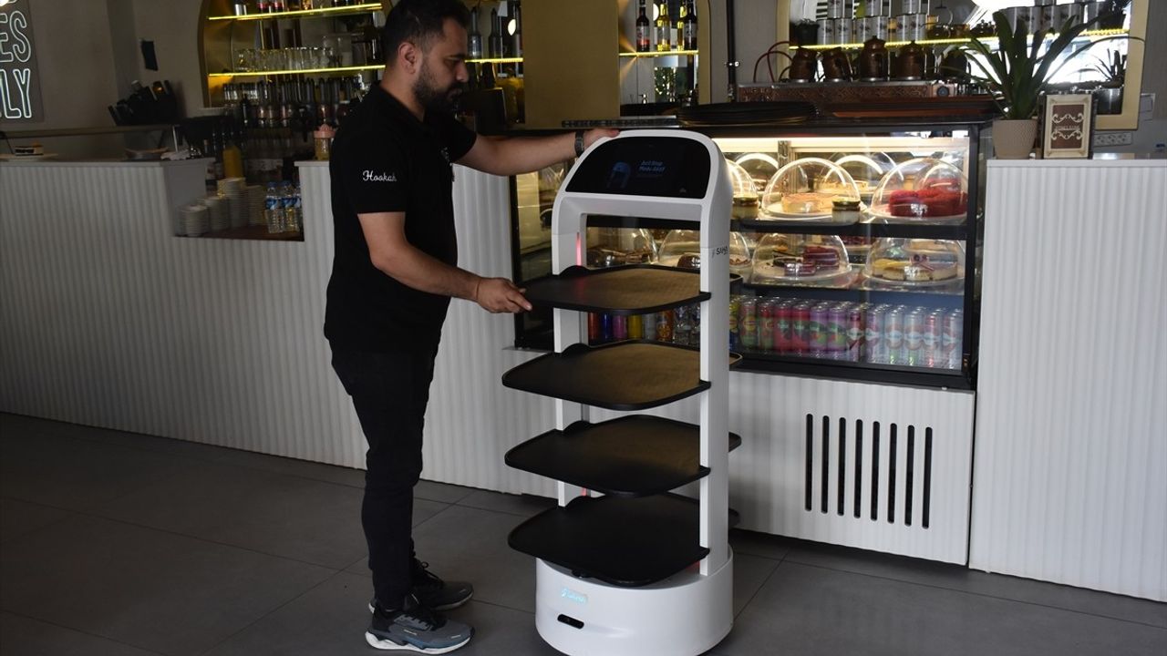 Gümüşhane'de Garson Abla Robot Kafe Deneyimini Değiştiriyor