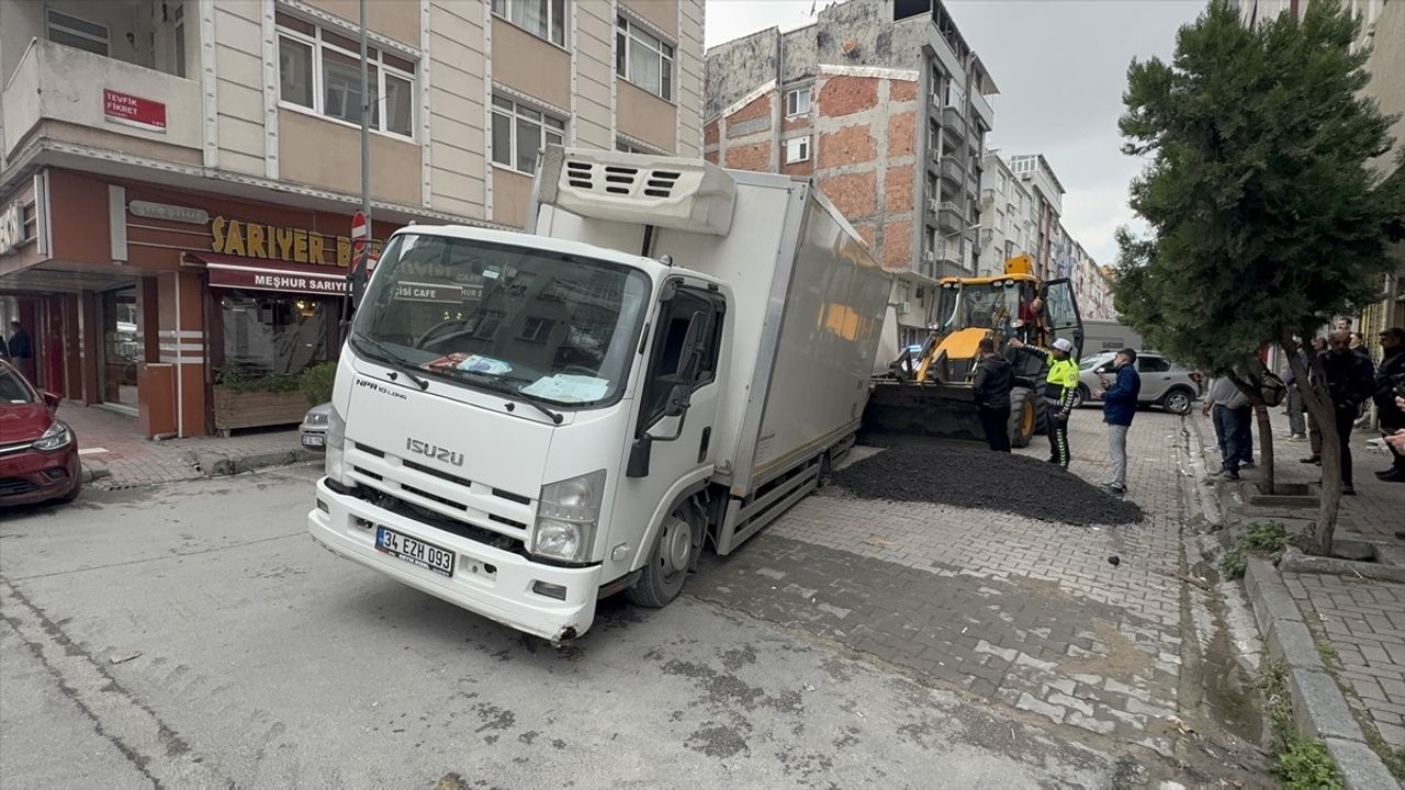 Güngören'de çöken yola düşen kamyon kepçe ile kurtarıldı