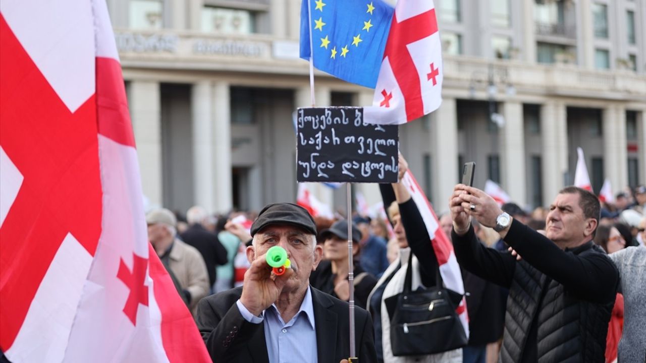 Gürcistan'da Cumhurbaşkanlığı Sarayı'na Yönelen Gösterilere Polis Müdahalesi