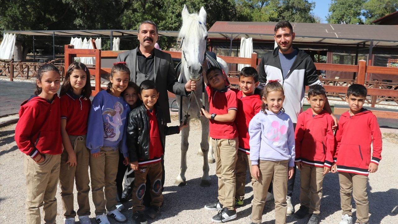 Güzyurdu'nda Öğrencilerin Bayrak ve Vatan Sevgisi Yürekleri Isıttı