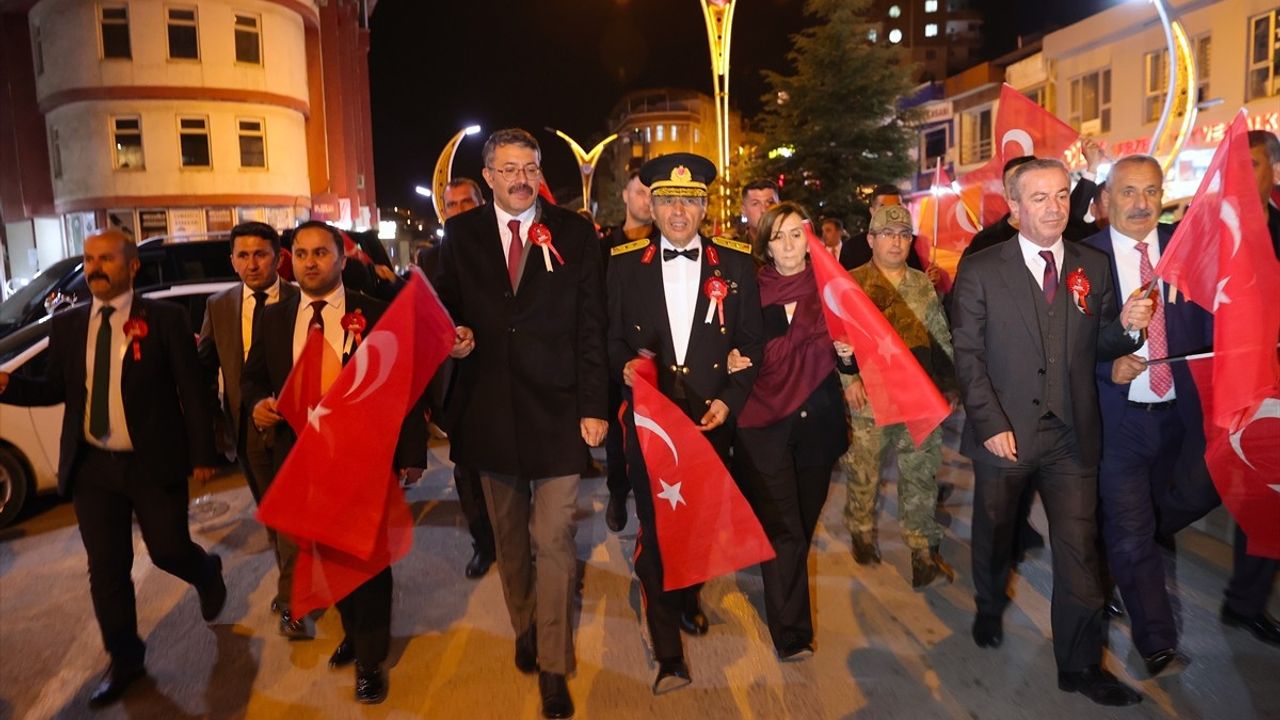 Hakkari'de 29 Ekim: Cumhuriyet'in 102. Yılı Kortej Yürüyüşüyle Kutlandı