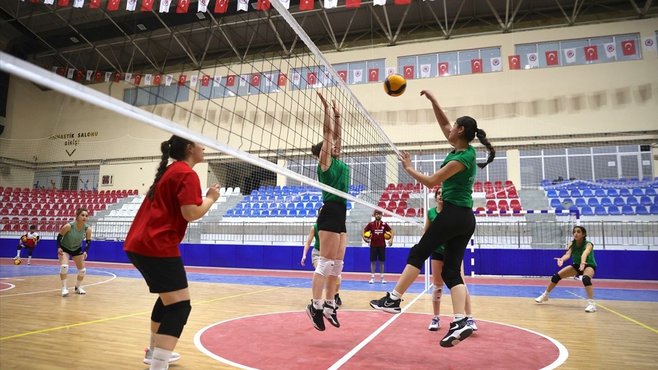 Hakkari'de kadın voleybolcular 1. Lig hedefiyle Elazığ Belediyespor'u ağırlıyor