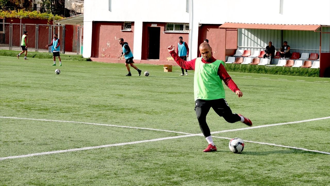 Hakkari'de Öğretmen Kaptan: Hakkı Hakan Özhan Zapspor'u Sırtlıyor