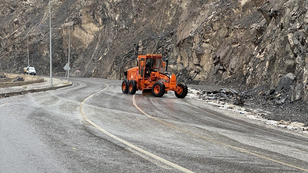 Hakkari'de Sağanak Ulaşımı Zora Soktu: Sere Solan'da Su Birikintileri