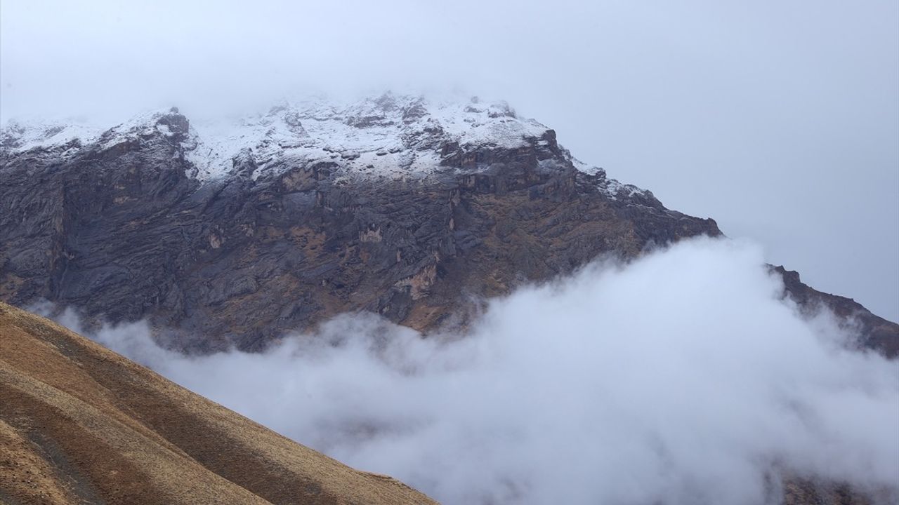 Hakkari'de Yüksek Kesimlere Kar Yağdı — Sümbül Dağı Beyaza Büründü