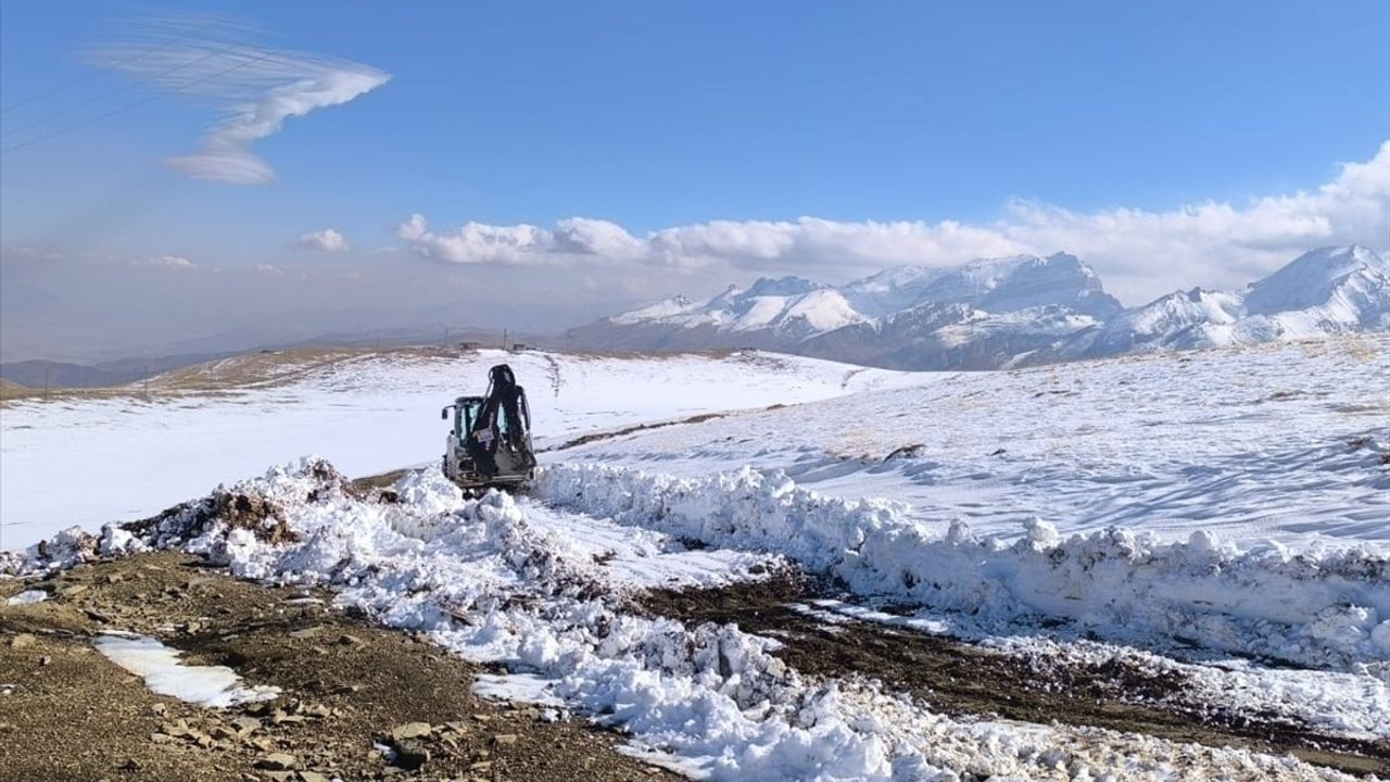 Hakkari Yüksekova'da Kar Kapanan Üs Bölgesi Yolu Açıldı