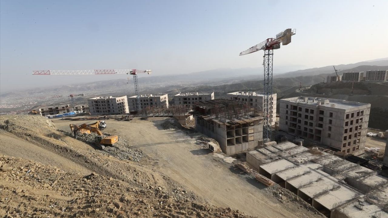 Hatay Antakya'da 1342 Afet Konutu ve 3 Ticaret Merkezinin İnşası Sürüyor
