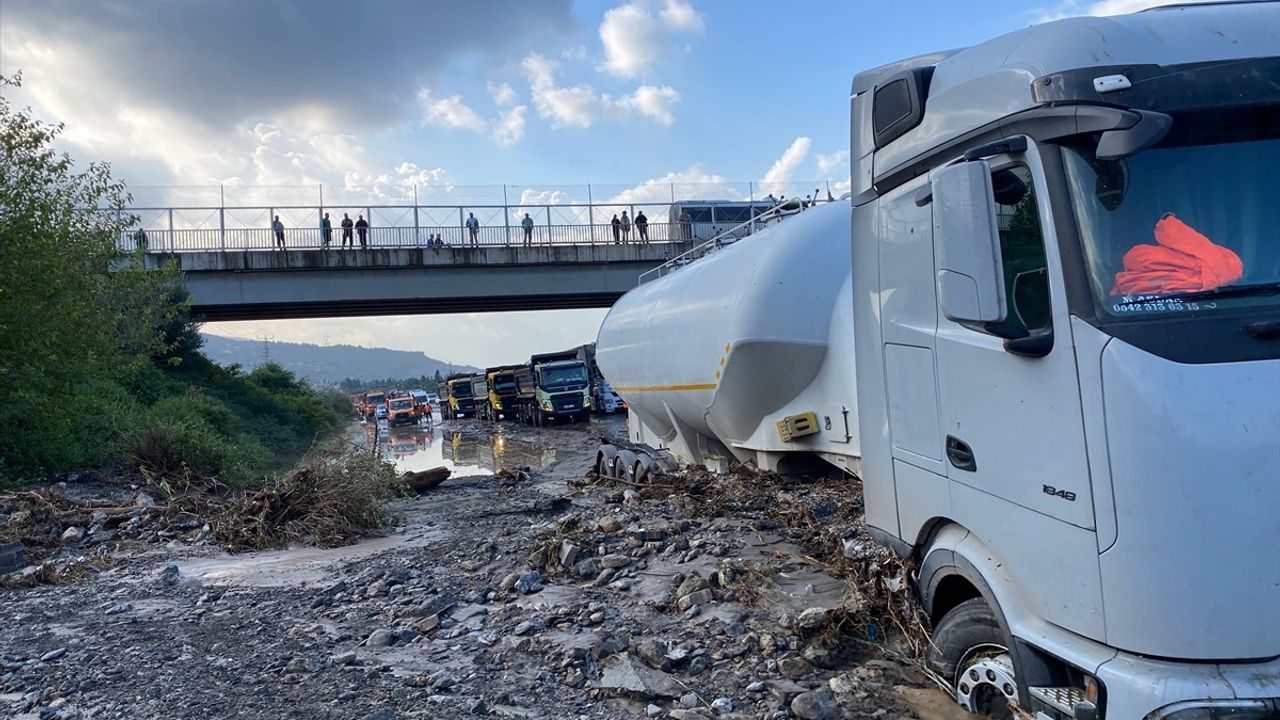 Hatay'da Sağanak: Toprakkale-İskenderun Otoyolu Payas-Dörtyol Ulaşıma Kapandı