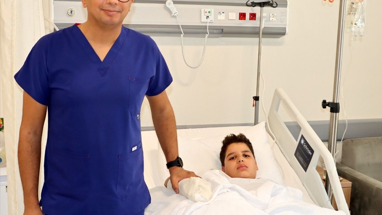 Hatay'da Üzüm Sıkma Makinesi Kazası: 13 Yaşındaki Melih'in Parmakları Başarılı Operasyonla Dikildi