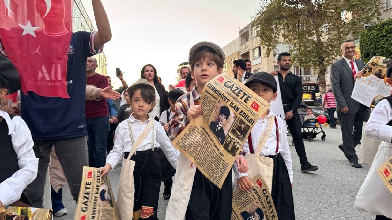Hatay Dörtyol'da Anaokulu Öğrencilerinden Cumhuriyet Gazetesi Dağıtımı