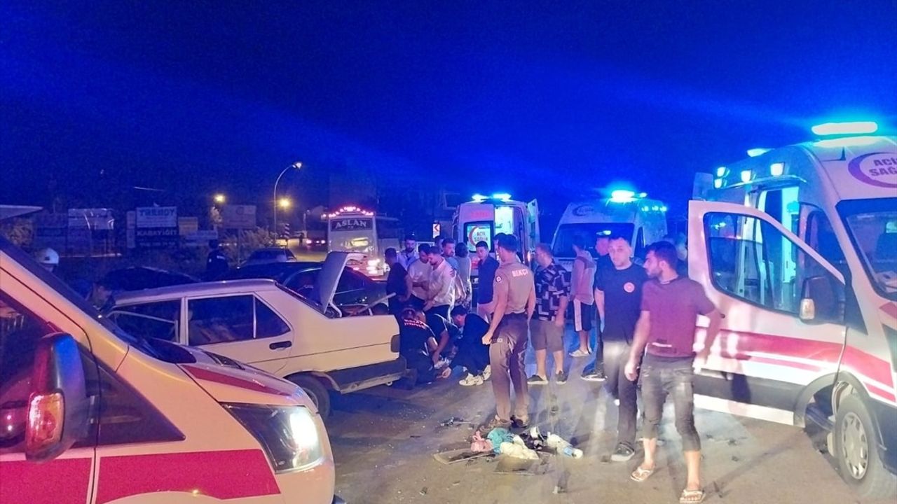 Hatay Dörtyol'da İki Otomobil Çarpıştı: 6 Kişi Yaralandı, 1'i Bebek