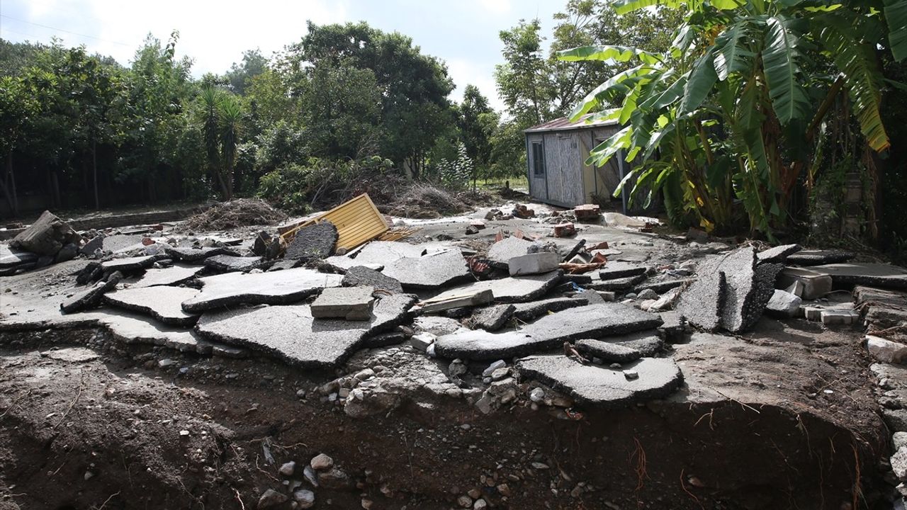 Hatay Payas'ta Sağanak Sonrası Temizlik ve İyileştirme Çalışmaları Sürüyor